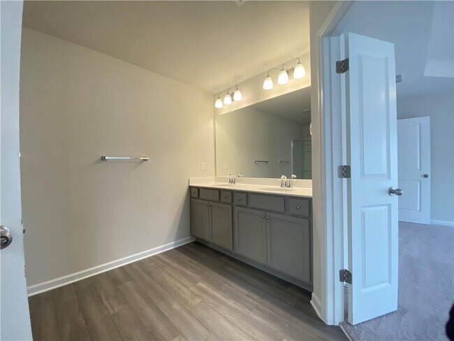 Building Photo - 4679 Fullerton Dr