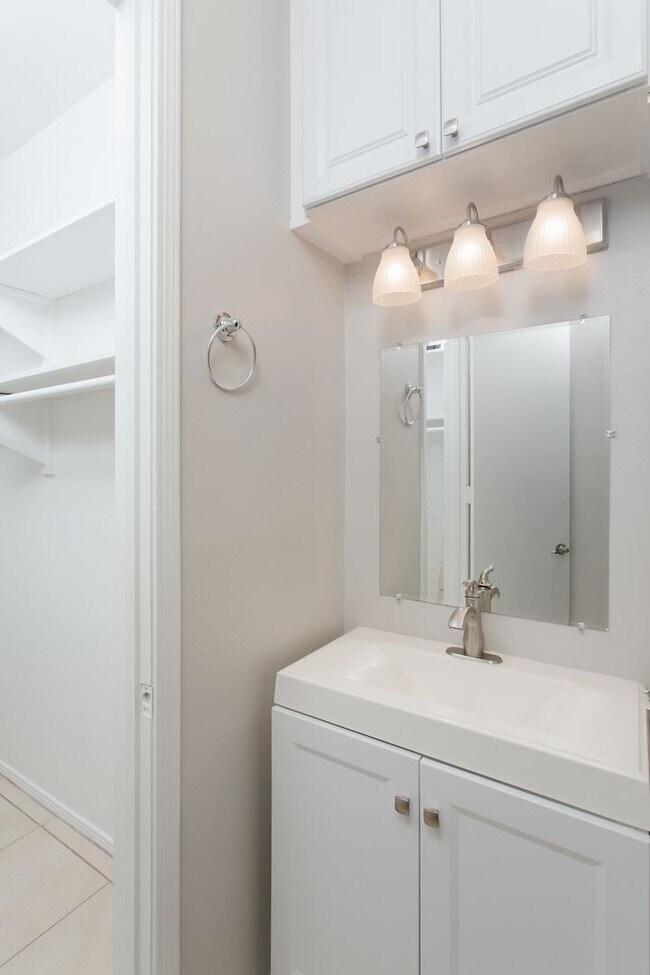 Building Photo - Beautiful Townhome in Alamo Heights!!