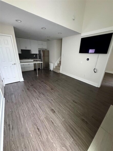 Building Photo - 935 La Posada Dr