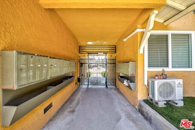 Building Photo - 711 S Sierra Vista Ave