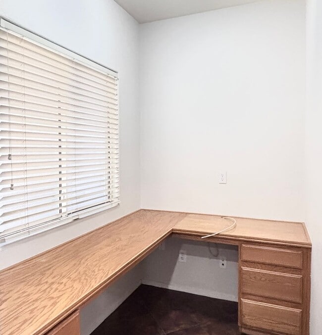 Building Photo - 2-story home with a Beautiful Sparkling Pool! Great floor plan!