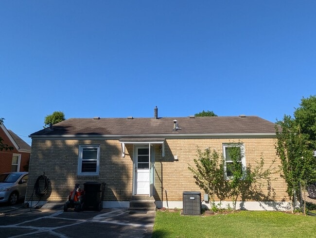 Building Photo - Conveniently Located 2BR Home with Garage & Backyard