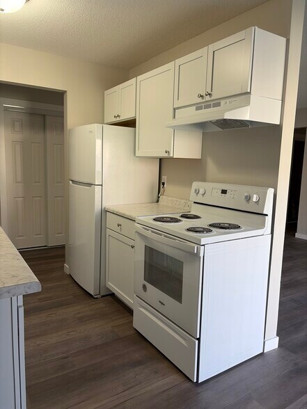 Building Photo - 1025 Smetana Rd