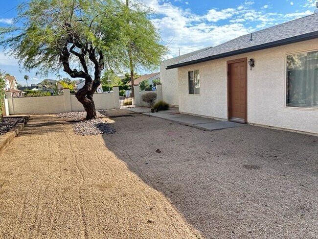 Building Photo - Georgeous 2 Bedroom / 2 Bath
