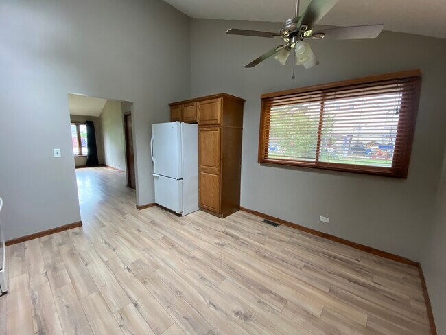 Building Photo - 2021 Kirschoff Ave