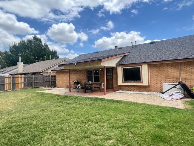 Building Photo - 521 Cypress Dr