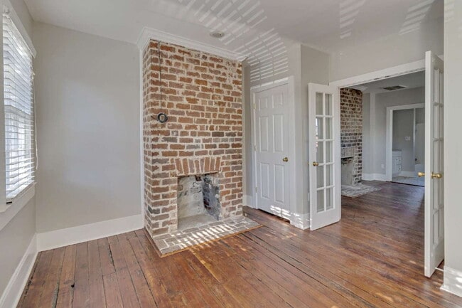 Building Photo - Charming Downtown Savannah Rental Property