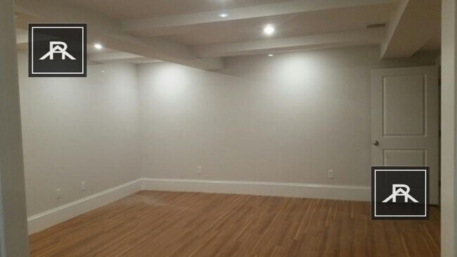 Building Photo - 4 bedroom in Newton MA 02467