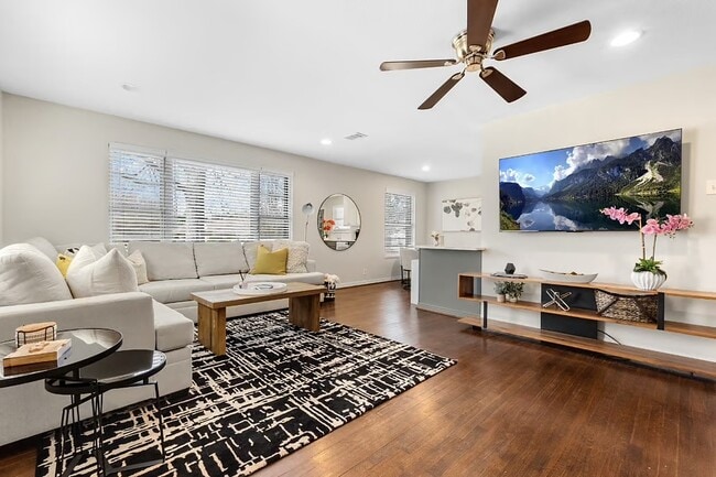 Building Photo - Cozy Forest Hills Retreat in East Dallas