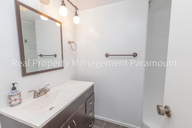 Building Photo - Don't miss out! 2 Bed 2 bath ready to go!