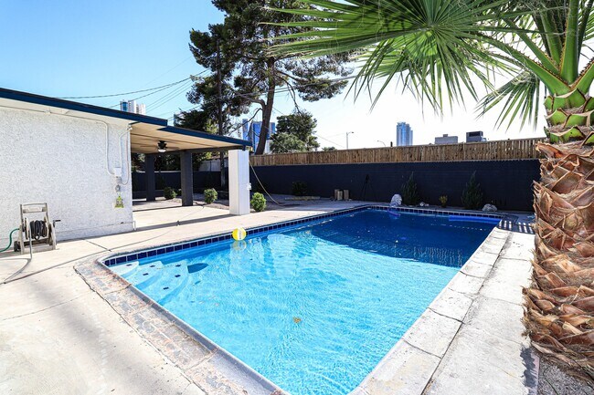 Building Photo - Single Story, Private Pool near the Art District