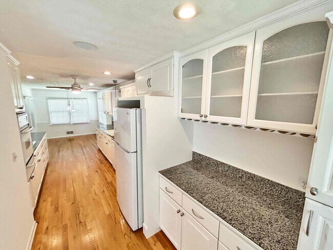 Building Photo - Spacious 3 BR/2 BA Duplex in Austell!