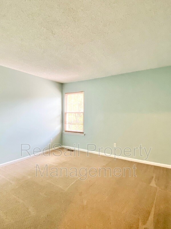 Building Photo - 213 N Hunt Club Run