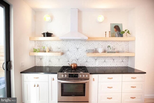 Building Photo - 2539 Collins St