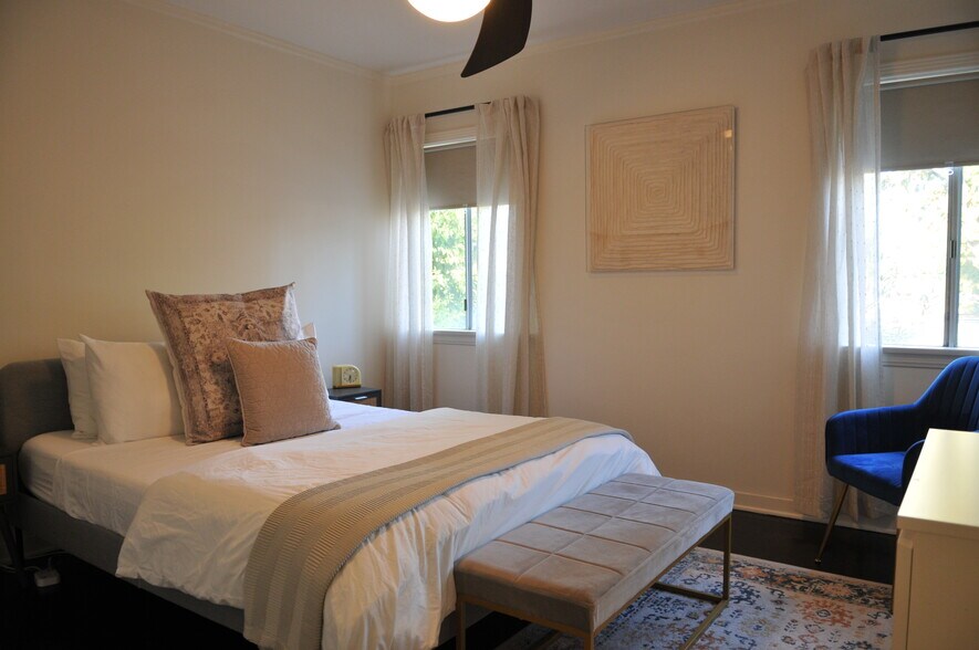 Queen Bedroom - 4927 Forman Ave