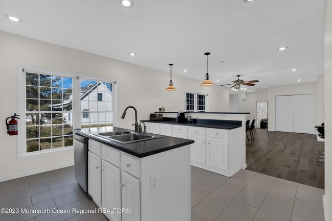 Building Photo - 374.5 W Park Ave