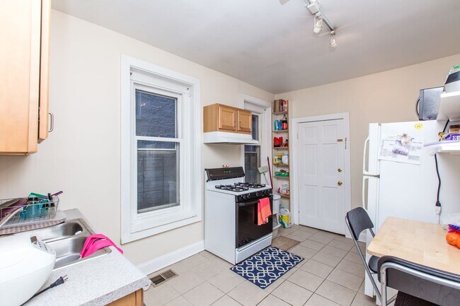 Building Photo - Affordable 2Bed/1bath in Wicker Park!  FREE Laundry!  FREE Internet!  Huge Private Deck!