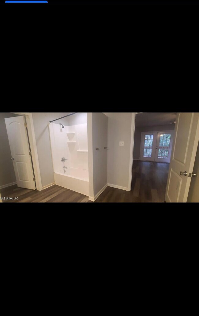 Building Photo - 349 Hiller Dr