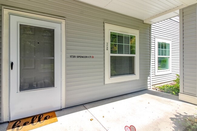 Building Photo - Low maintenance condo living in DuPont