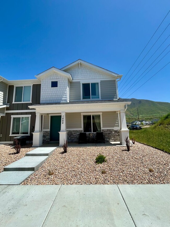 Primary Photo - End Unit 3 bed 2 bath Townhome in Spanish ...