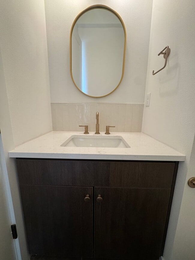 Building Photo - L0652