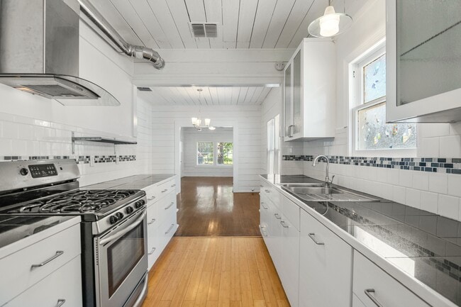 Building Photo - 1807 W Summit Ave.