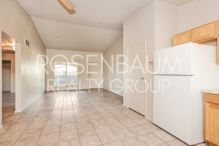 Building Photo - 465 W Ivyglen St