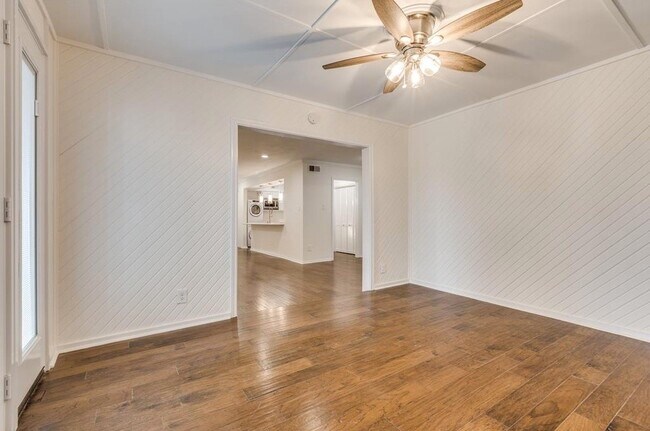 Building Photo - 357 N Post Oak Ln