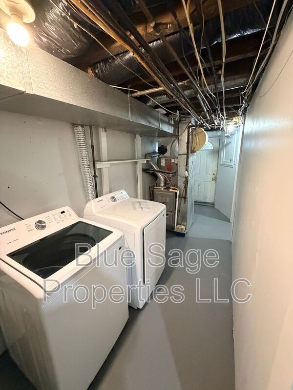 Building Photo - 402 Rively Ave