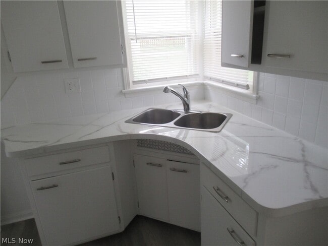 Building Photo - 86 Cowles Ave