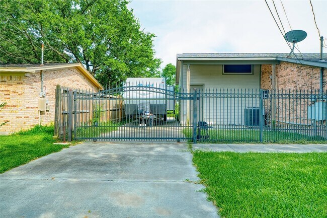 Building Photo - 4406 Mallard Dr