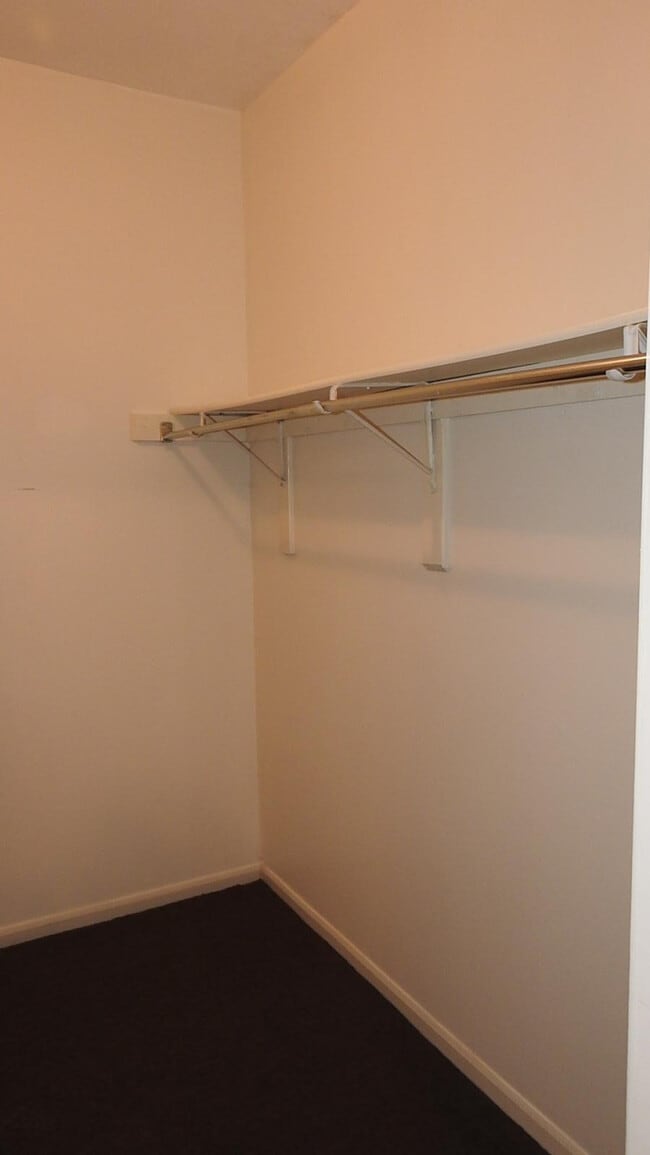 Building Photo - Cozy 1 bedroom and 1 bath apartment with a little office room apartment downtown, located on E 26...