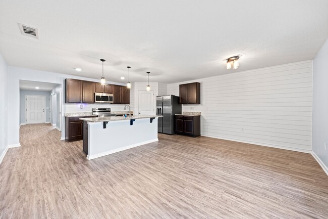 Building Photo - Redstone Commons 4bed/2bath Available Now!