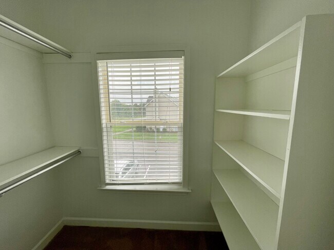 Building Photo - 1047 McKenna Dr