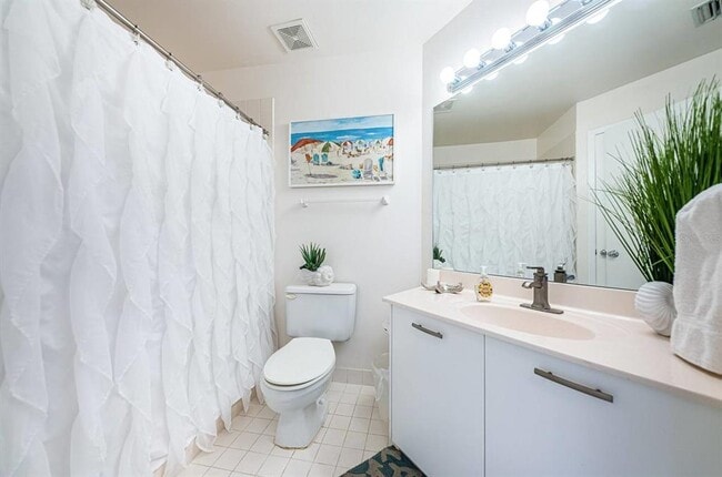 Building Photo - 6141 Bahia Del Mar Blvd S