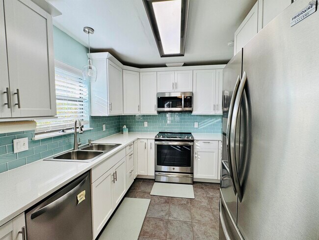 Building Photo - 5303 Greentree Ave