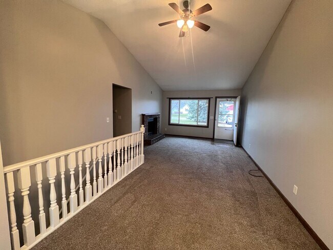 Building Photo - Three Bedroom Duplex in Rockford!