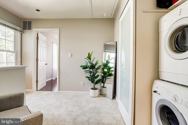 Building Photo - 2911 S Woodstock St