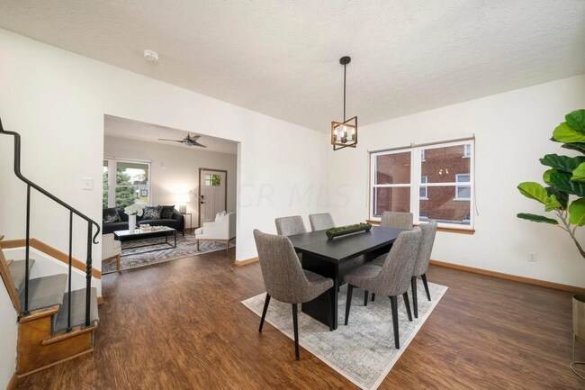 Building Photo - Elegant 3 Bed / 1.5 Bath Renovated Home in...