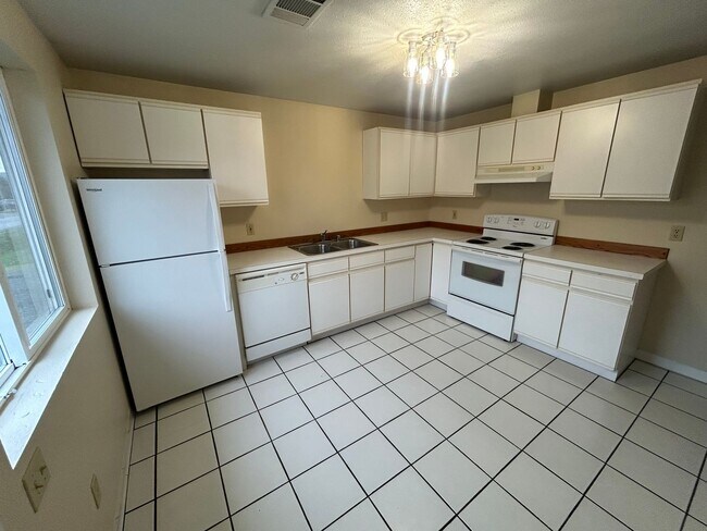 Building Photo - Two Bedroom One Bathroom Duplex For Rent in Bellingham