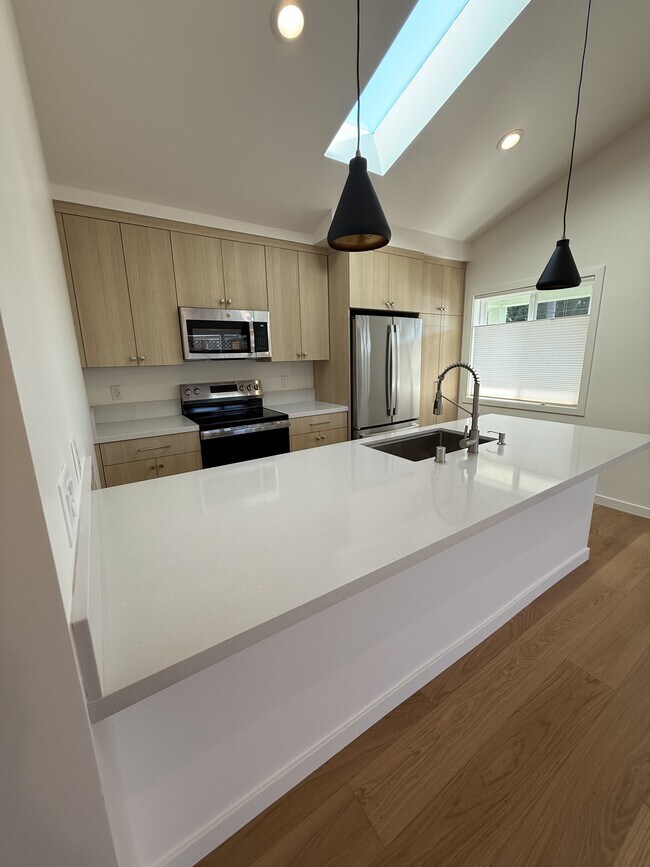 Building Photo - 1212 Chanticleer Ave