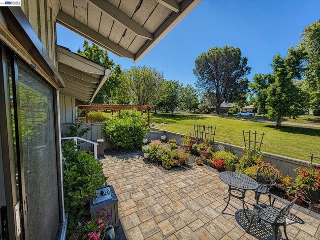 Building Photo - 2005 Rancho Verde Cir W
