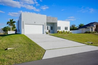 Building Photo - 5 SW 26th Pl