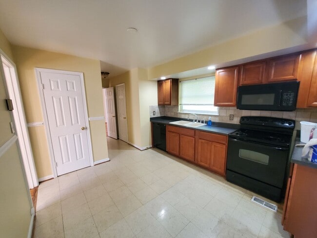 Building Photo - 4 bedroom and 2 and a half single family h...