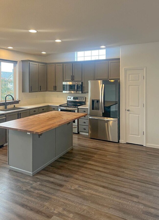 Building Photo - Beautiful West Linn Home in a Quiet, Desirable Neighborhood