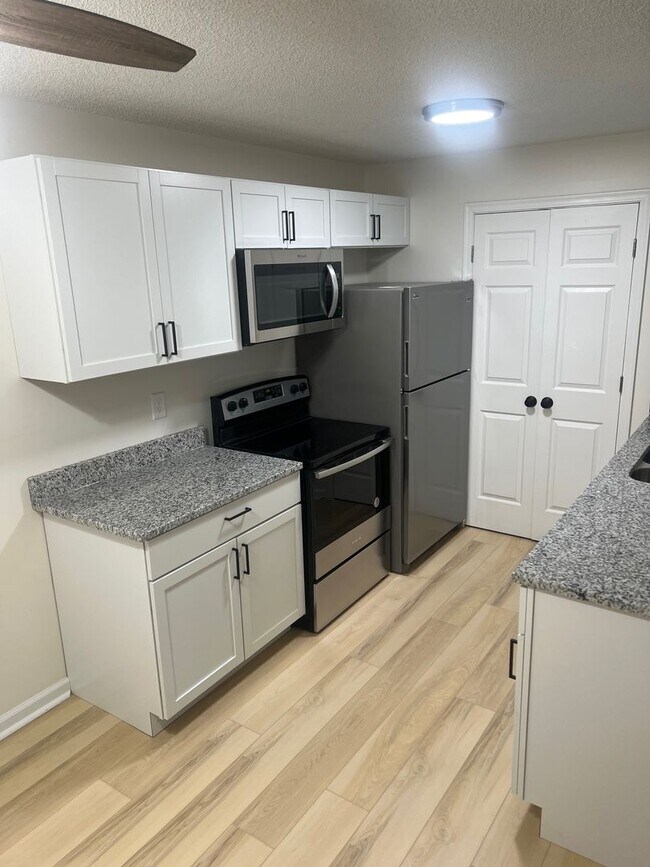 Building Photo - Luxury Two-Bedroom, Stainless Appliances, ...