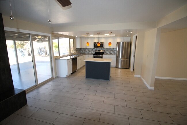 Building Photo - 8615 E Bellevue Pl