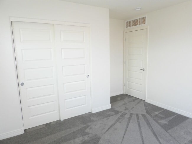 Building Photo - 4 Bedroom 2.5 Bathroom