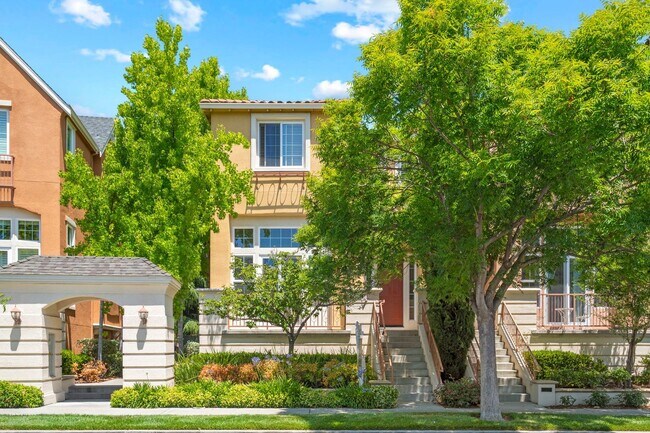 Building Photo - STYLISH, EXCELLENTLY LOCATED HOME CORNER UNIT | EASY ACCESS