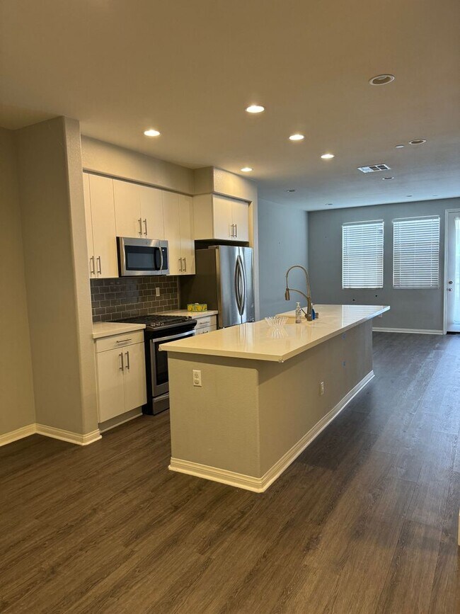 Building Photo - 15330 Jasmine Ln